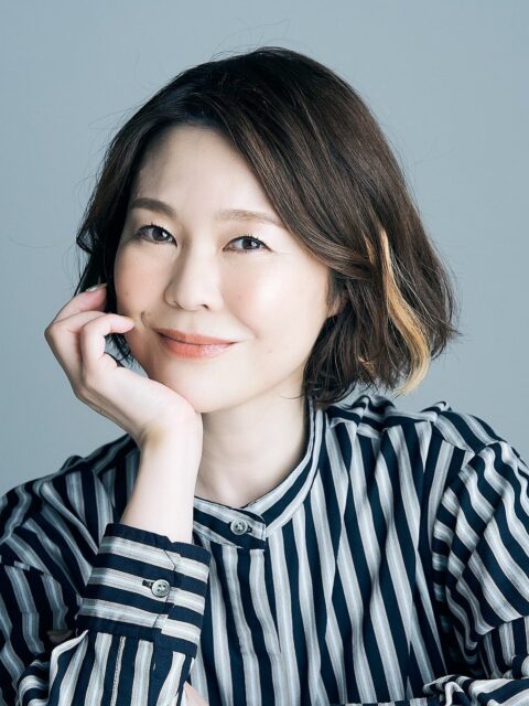 記事画像2: ストライプ柄のシャツを着た女性のポートレート