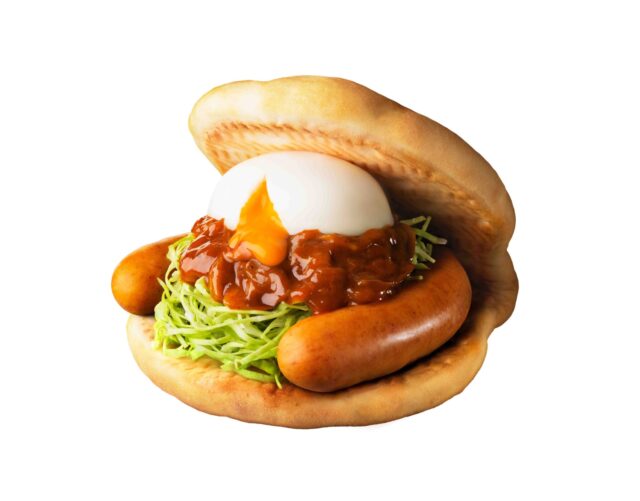 記事画像3: パンにソーセージ、キャベツ、卵、ソースが挟まった料理