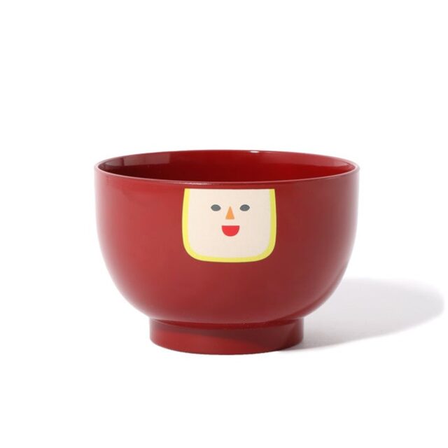 記事画像4: 赤色の子供用お椀に、顔が描かれたデザイン。可愛らしい。