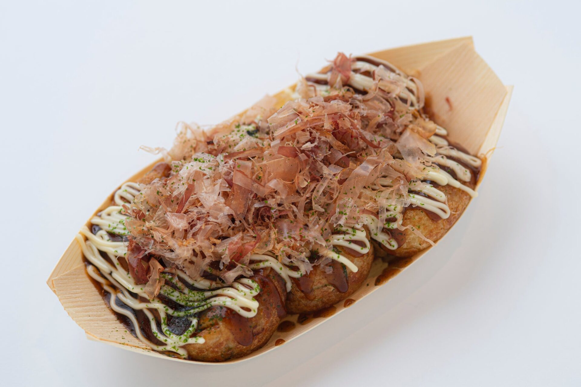 記事画像4: 木製容器に盛られた、たこ焼きのクローズアップ写真