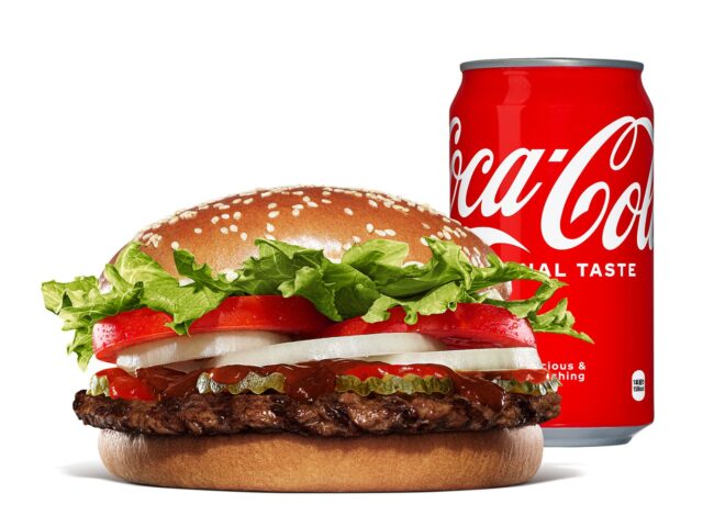 記事画像3: ハンバーガーとコカ・コーラ缶のセット