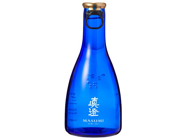 記事画像8: 青いガラス瓶に入った日本酒「真澄」