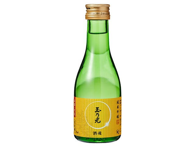 記事画像9: 緑色のガラス瓶に入った日本酒、玉乃光のラベル