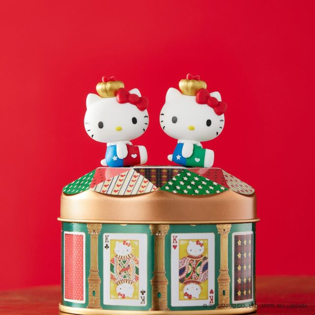 記事画像5: ハローキティのフィギュアが２つ、トランプ柄の缶の上に乗っている