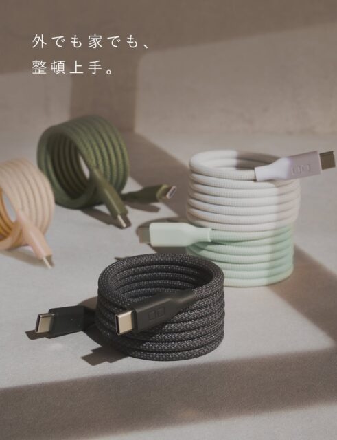記事画像3: 様々な色のUSB-Cケーブルが束ねられ、スタイリッシュに配置されている。