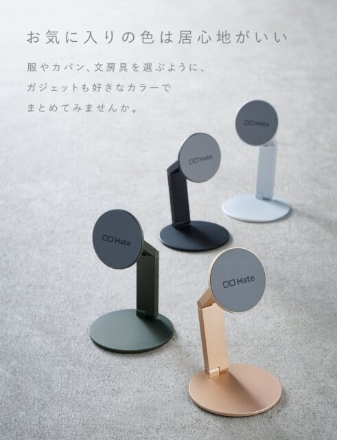 記事画像13: 色とりどりのスマートフォンスタンドが複数展示されている