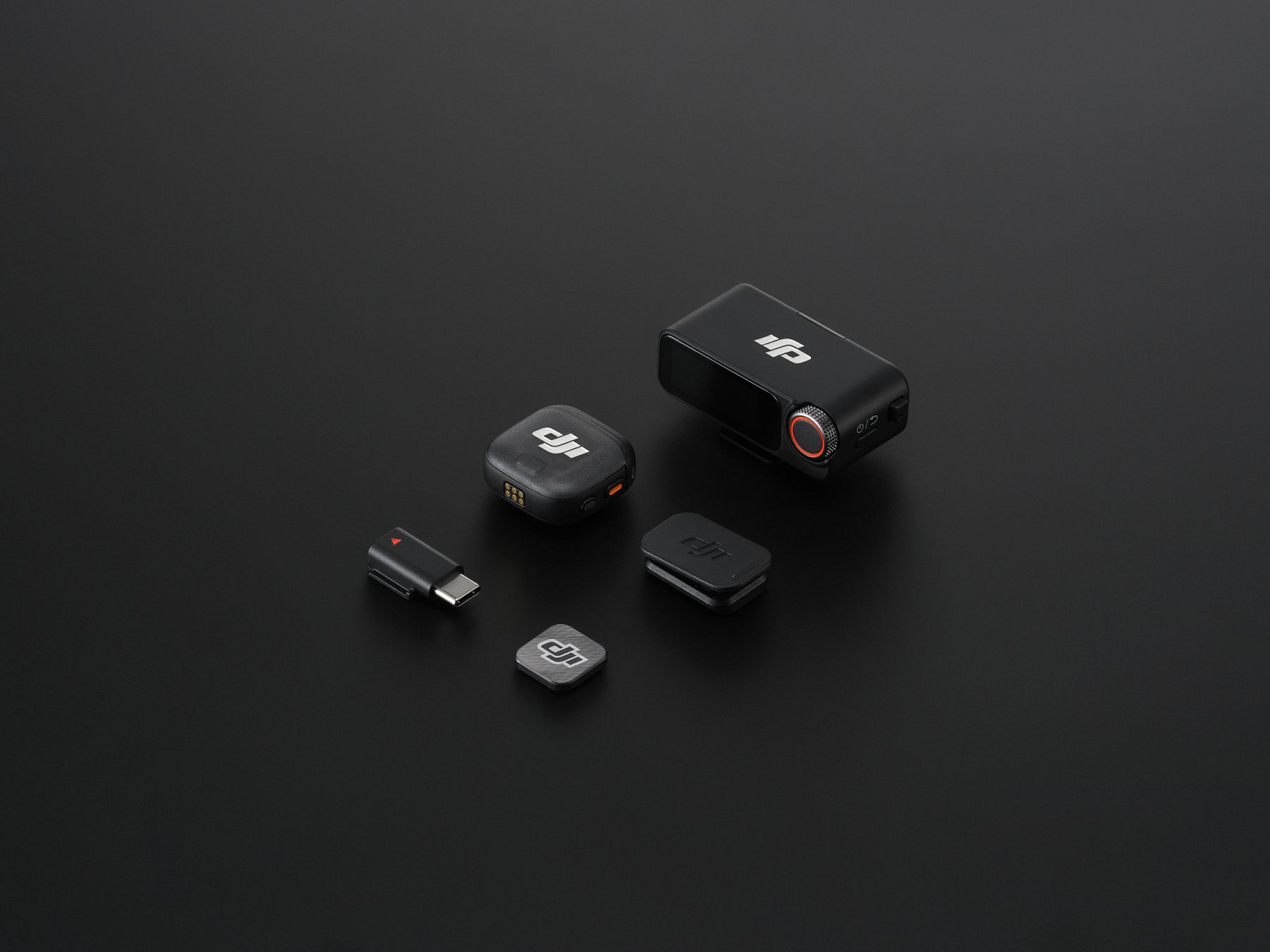 記事画像12: DJI Pocket 2 アクセサリーキット。黒い背景に配置。