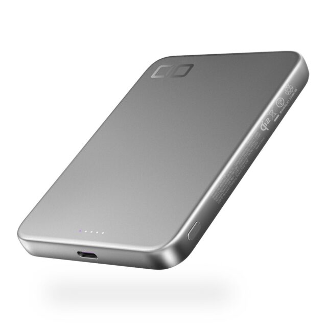 記事画像3: シルバーのモバイルバッテリー、USB-CポートとLEDインジケーター
