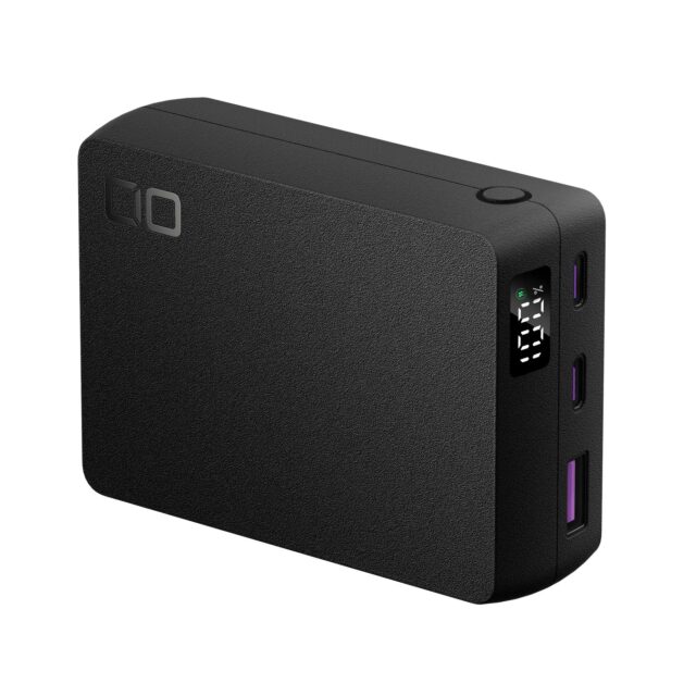 記事画像5: 黒いテクスチャ加工のボディを持つモバイルバッテリー