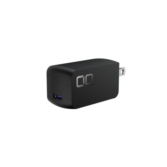 記事画像7: 黒いUSB-C充電器。側面にCIWロゴ、前面にUSB-Cポート。