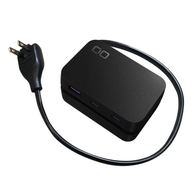 記事画像9: CIOブランドの黒い充電器に電源ケーブルが接続されている。