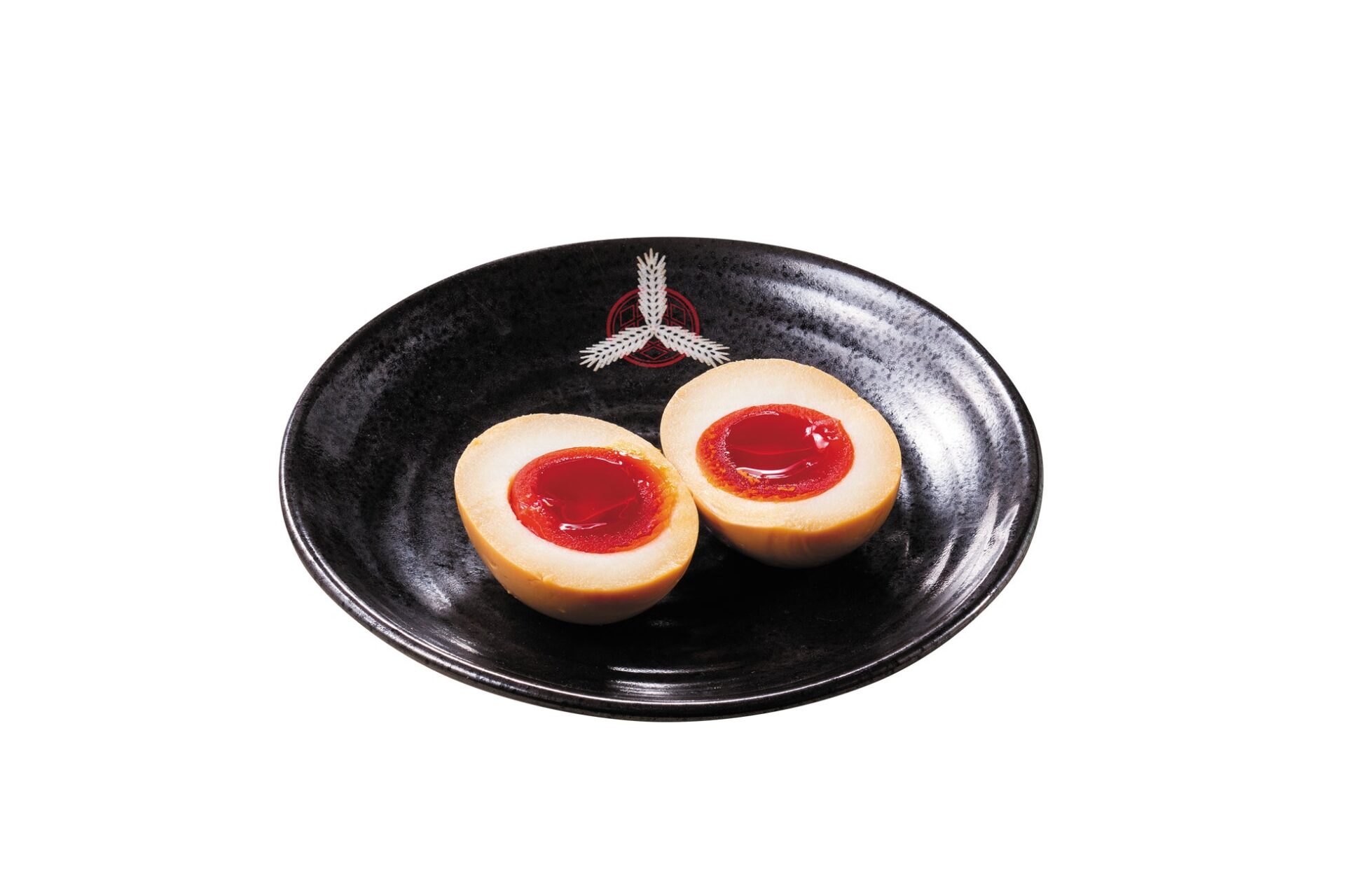 記事画像2: 黒い皿に盛られた、半分に切られたラーメンの卵