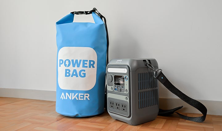 記事画像2: Ankerのポータブル電源と「POWER BAG」と書かれた青いバッグ