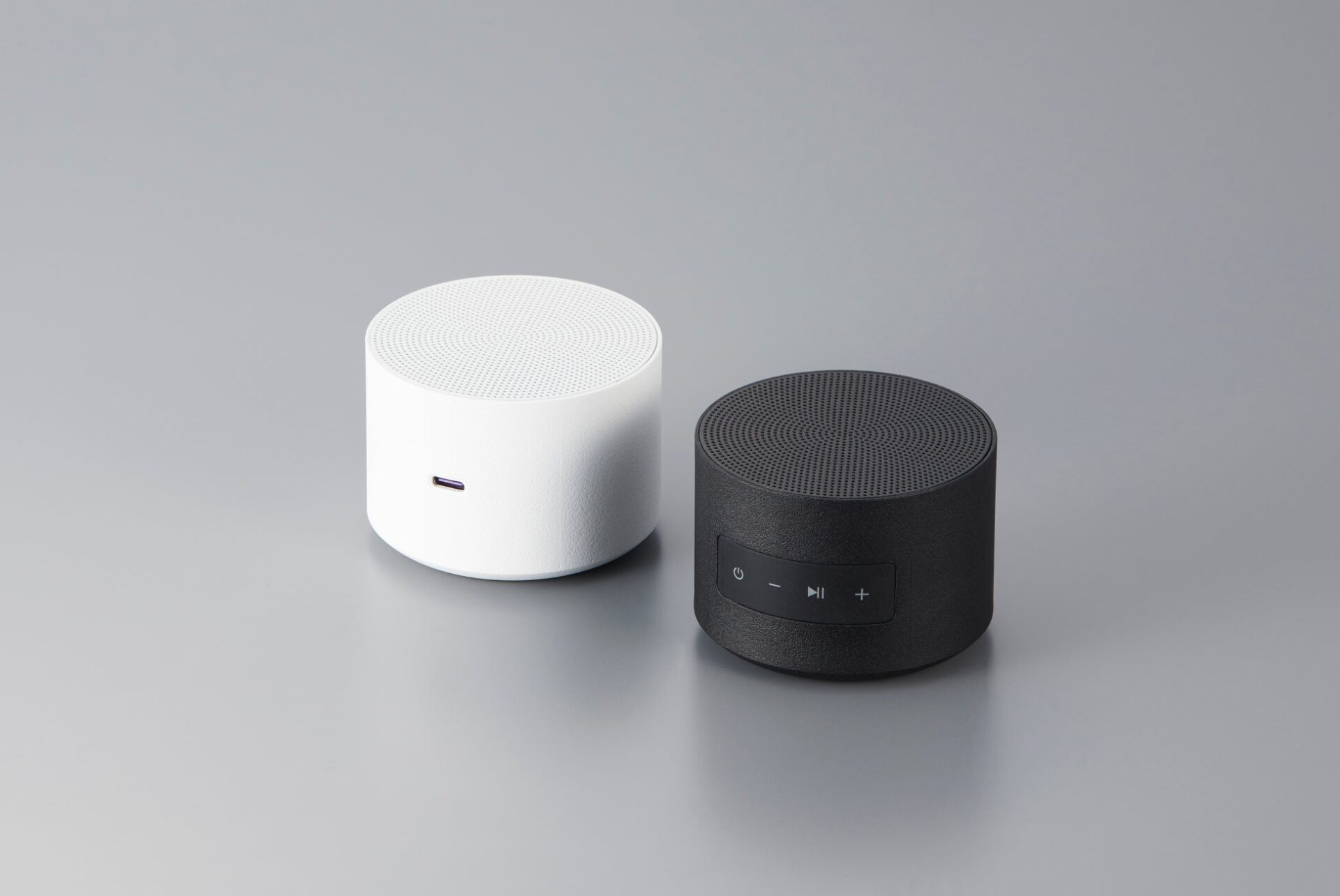 記事画像10: 白と黒のポータブルBluetoothスピーカーのクローズアップ