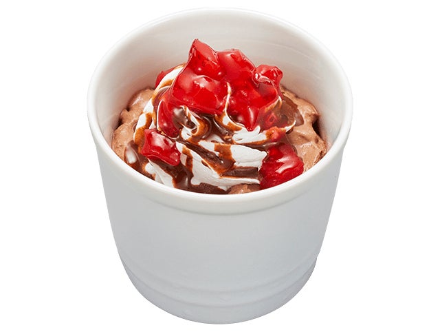 記事画像2: チョコレートソフトクリームにホイップクリームとチェリーがトッピングされたデザート