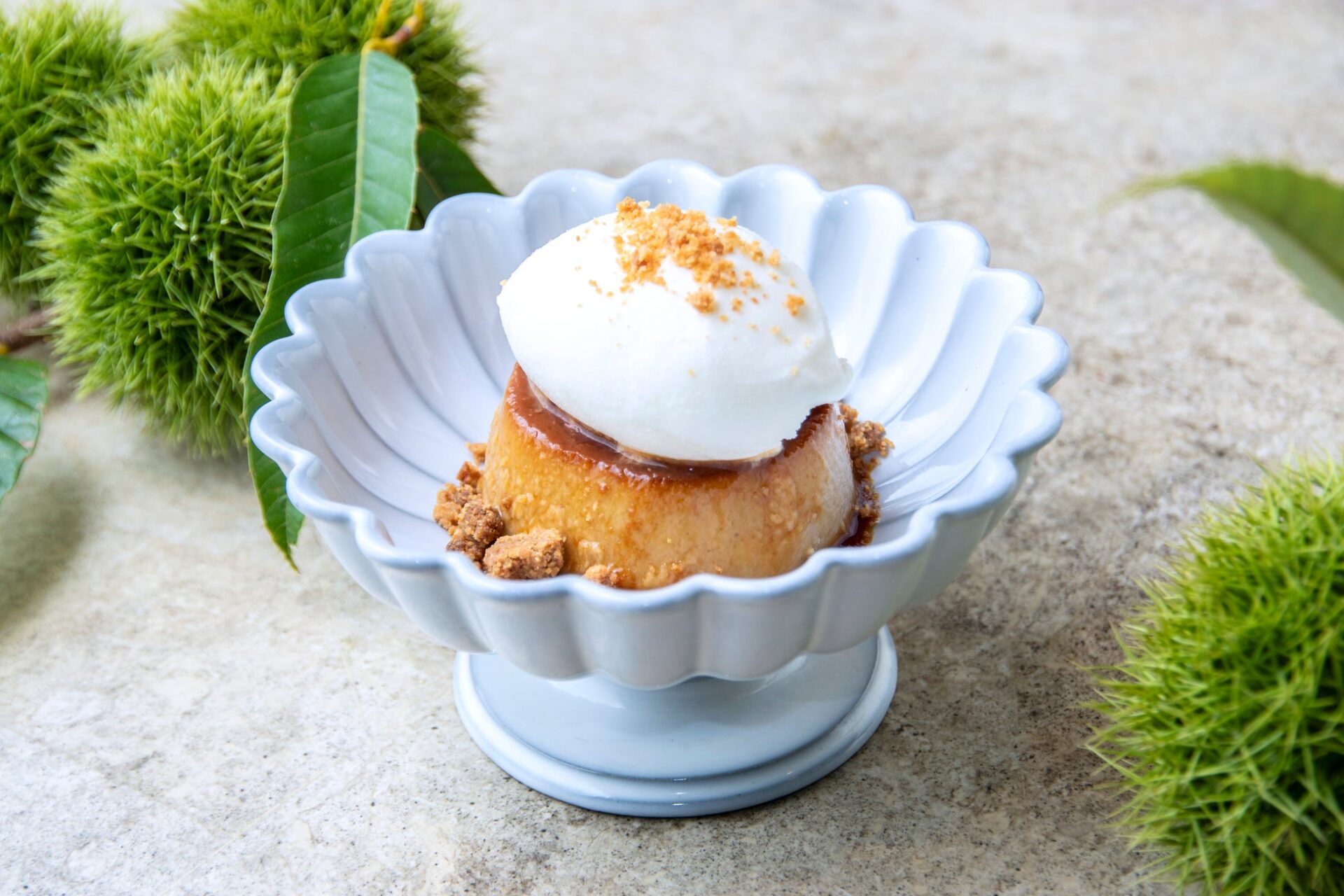 記事画像11: 栗のスイーツと生クリーム、砕いたクッキーがかかったデザート