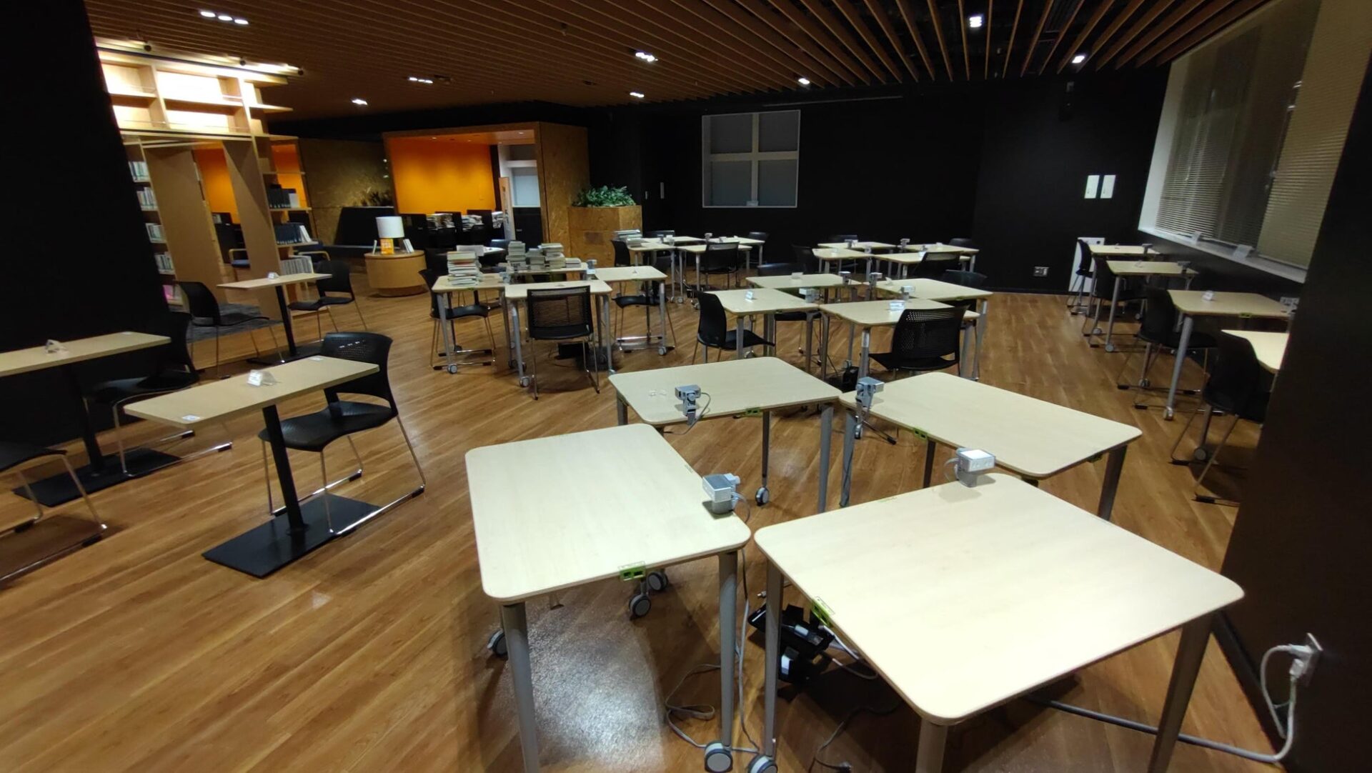 記事画像3: 図書館のような学習スペースに配置されたテーブルと椅子