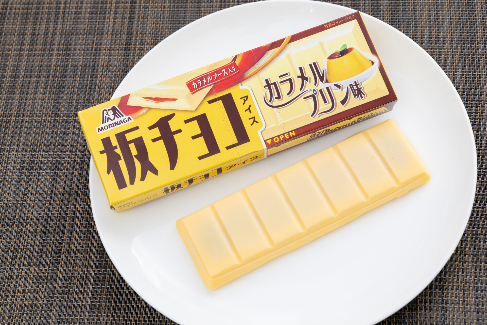 セブン‐イレブン限定「板チョコアイス カラメルプリン味」が発売！　大人向けの味わいで3年連続登場