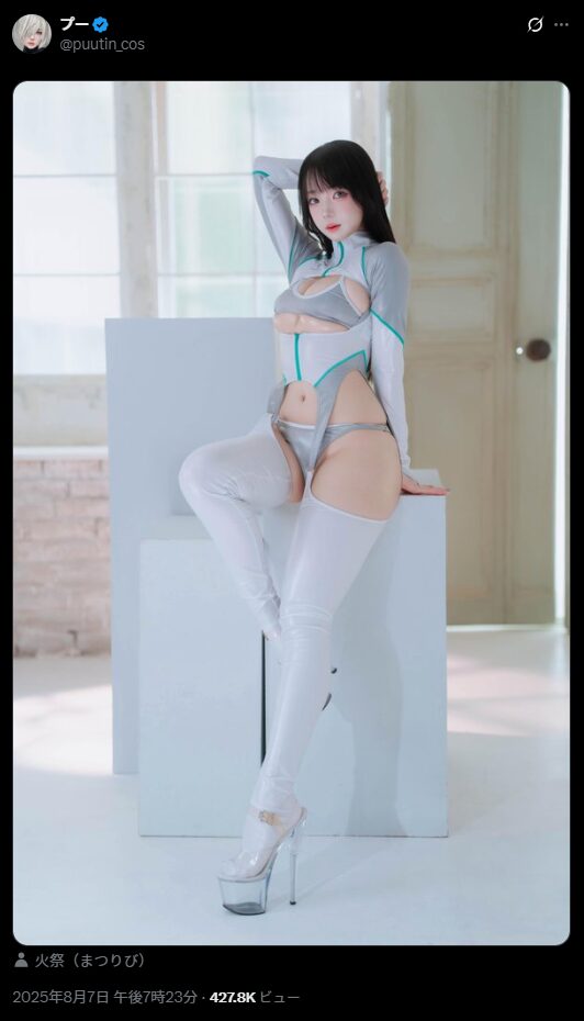 艶やかなボディスーツが魅惑的！　プー、未来的コスプレで圧倒的スタイルを披露