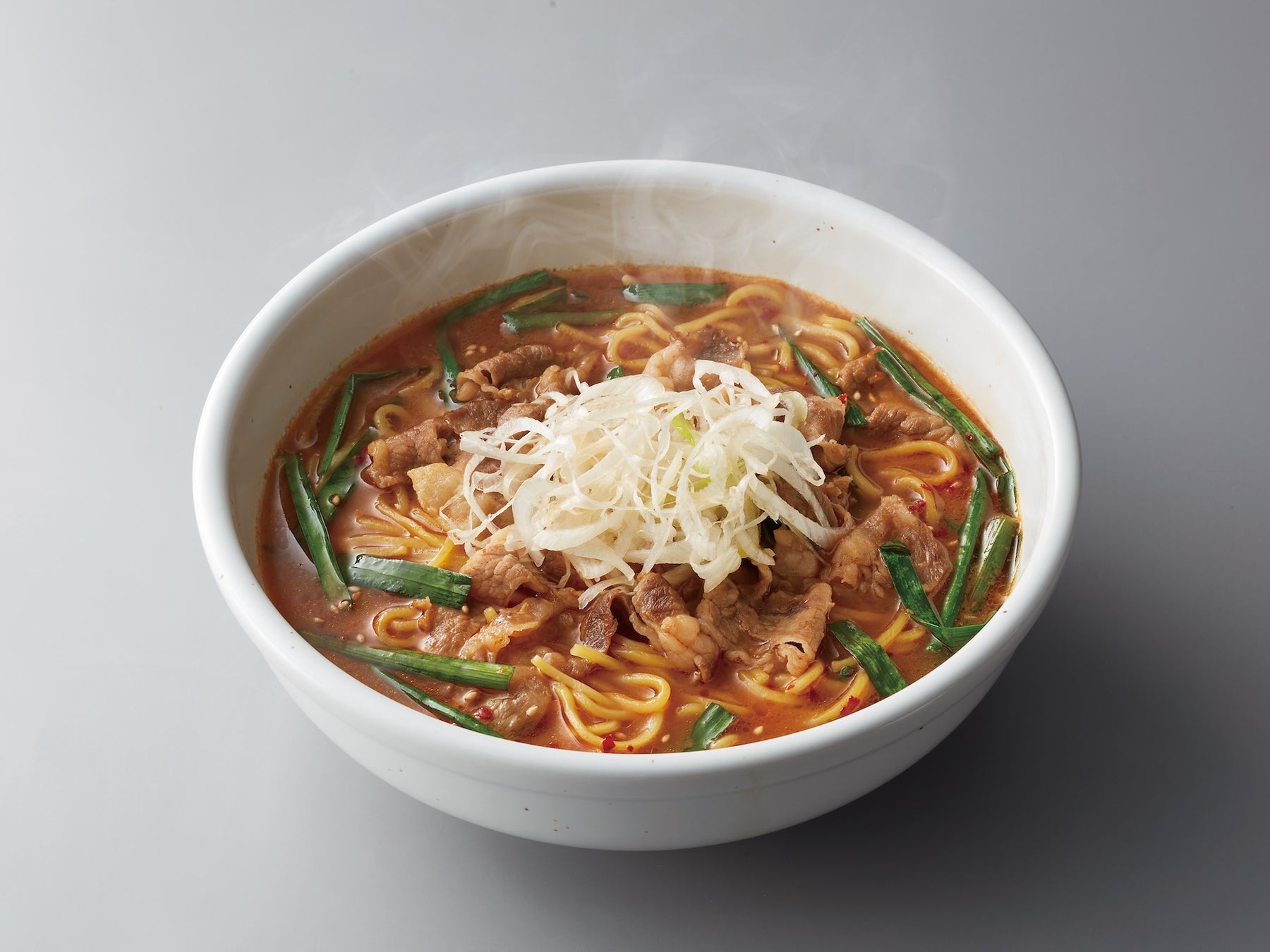 記事画像2: 湯気の立つ、具材たっぷりなラーメンのアップ写真