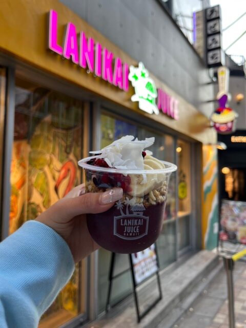 記事画像2: Lanikai Juiceの店舗前でアサイーボウルを手に持つ