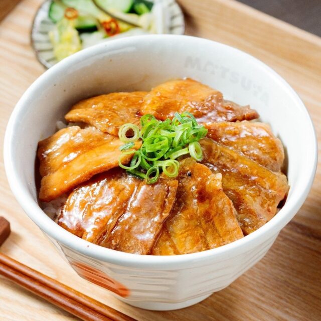 記事画像2: 甘辛いタレがかかった豚バラ肉の丼と浅漬け