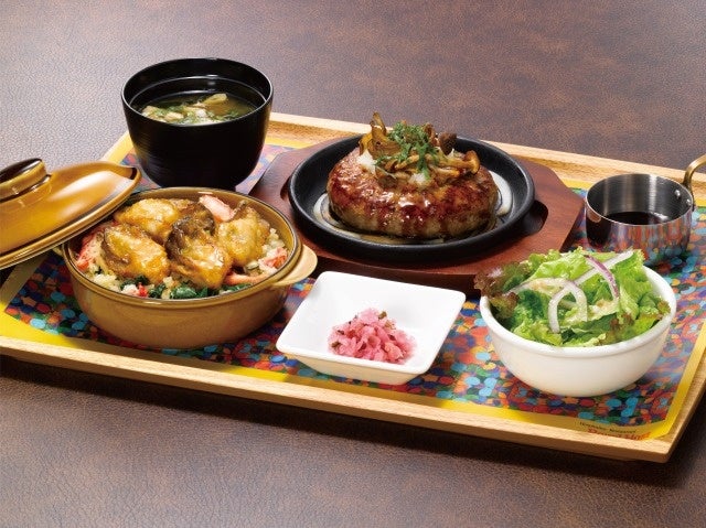 記事画像2: ハンバーグ、炊き込みご飯、サラダ、漬物、味噌汁の洋食セット