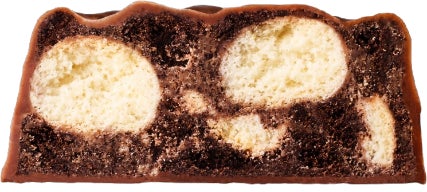 記事画像3: チョコレートの中にビスケットの塊が入ったお菓子の断面。