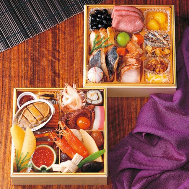 記事画像3: おせち料理が詰められた重箱、豪華な食材が彩り豊かに並ぶ