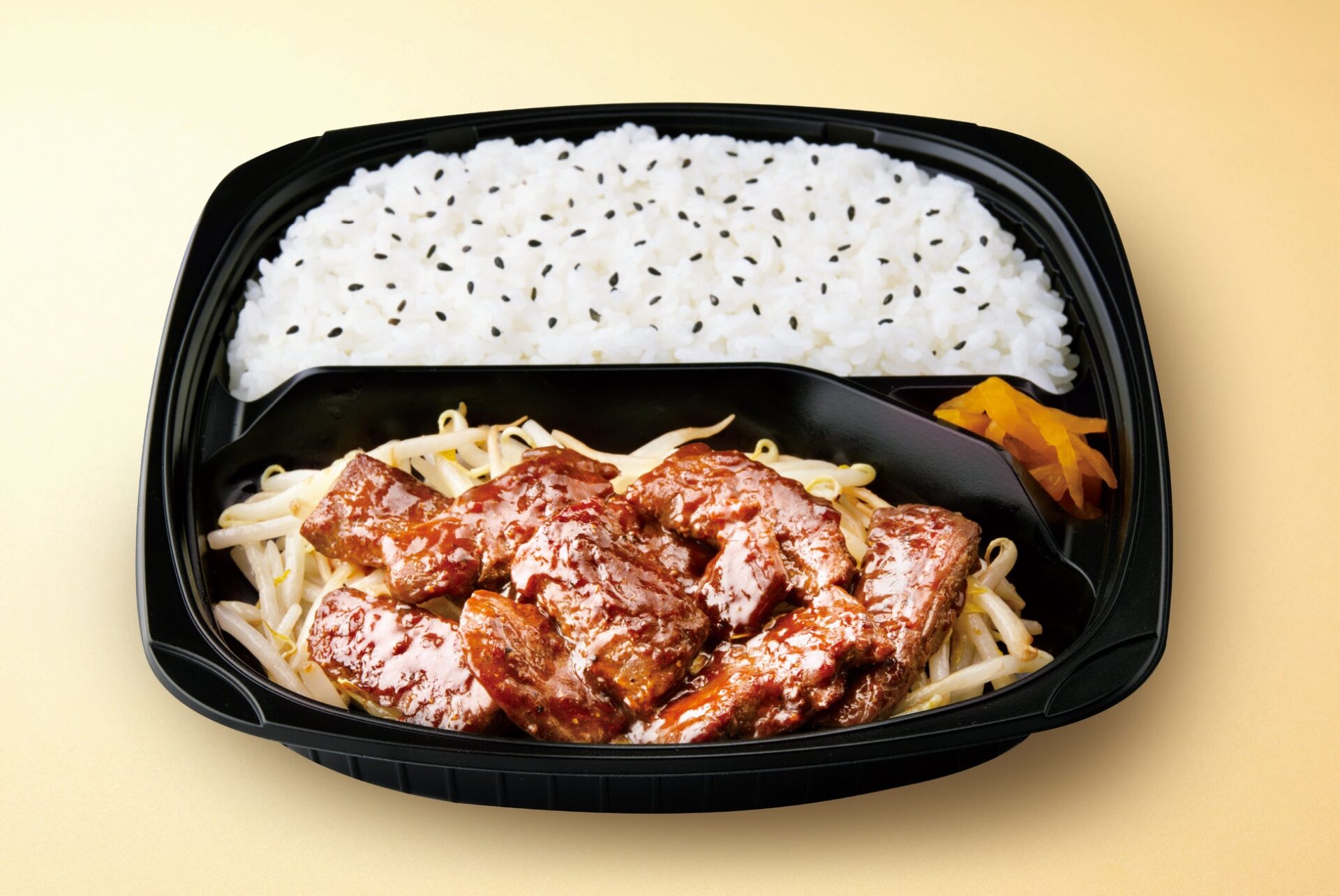 記事画像2: 黒い弁当箱にご飯、牛肉の甘辛炒め、もやし、漬物が盛り付けられています。