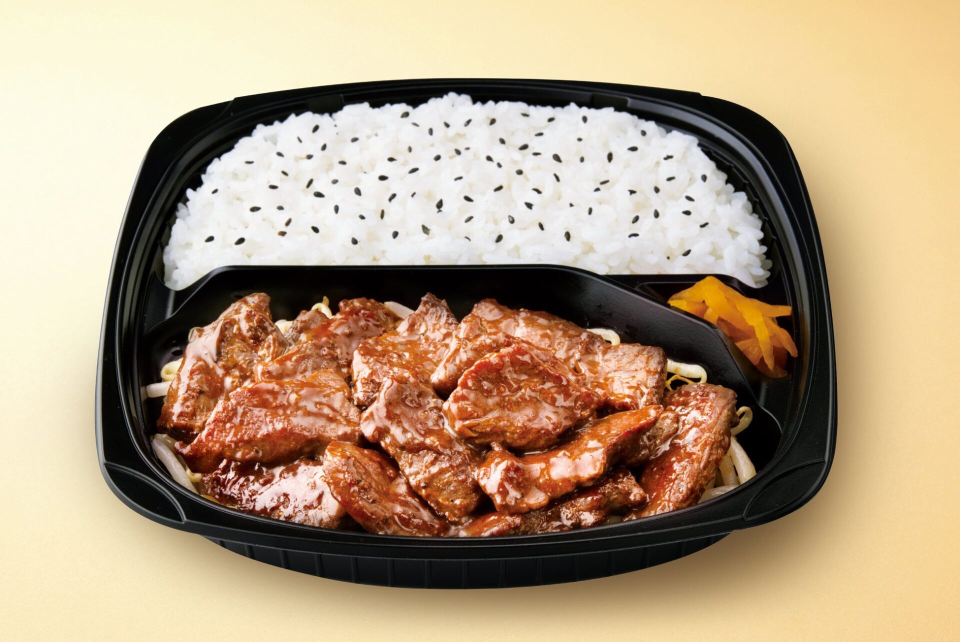 記事画像3: 黒い容器に入った、ご飯と牛肉の甘辛炒め弁当。