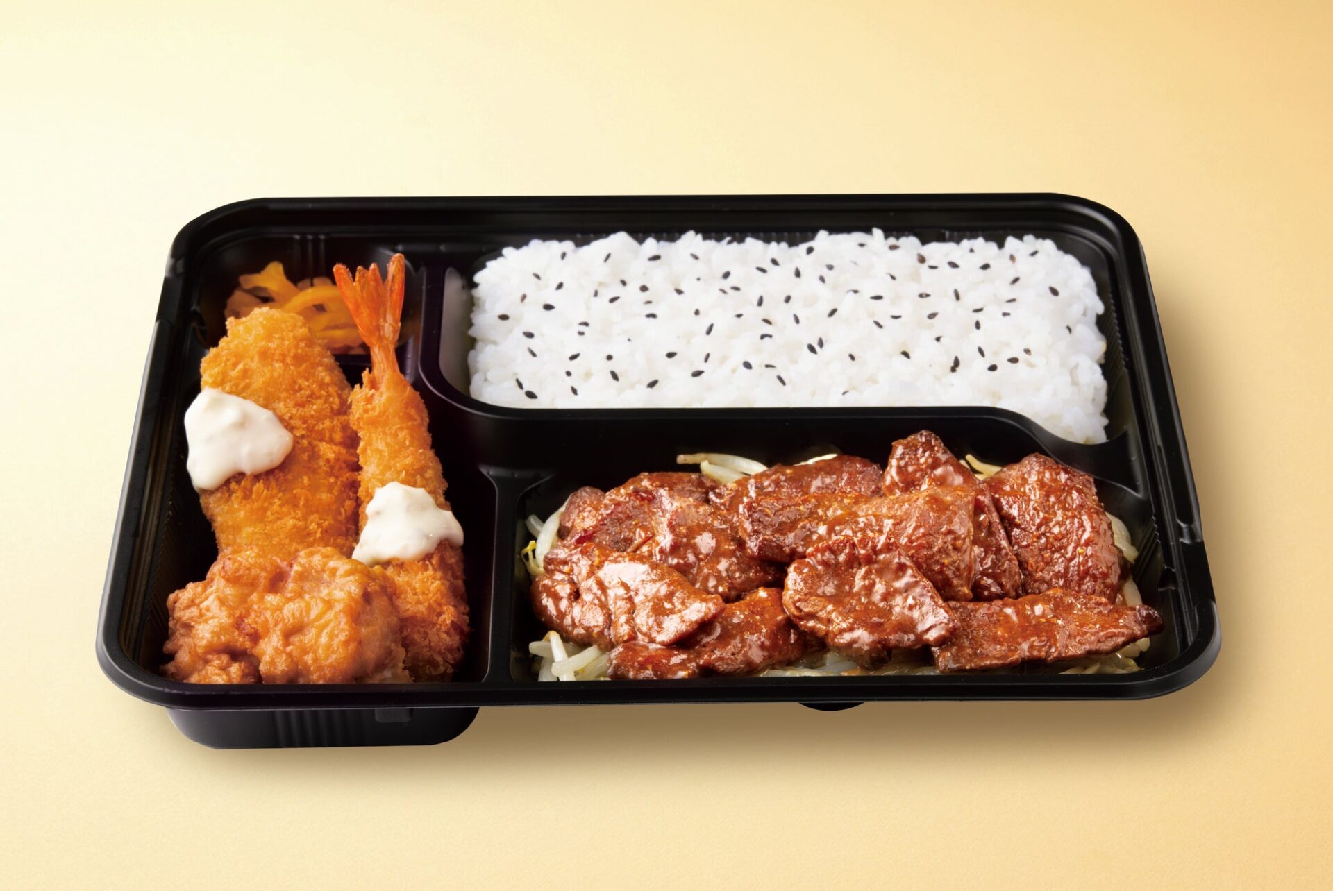記事画像4: 黒い容器に入った、揚げ物と焼肉、ご飯の弁当