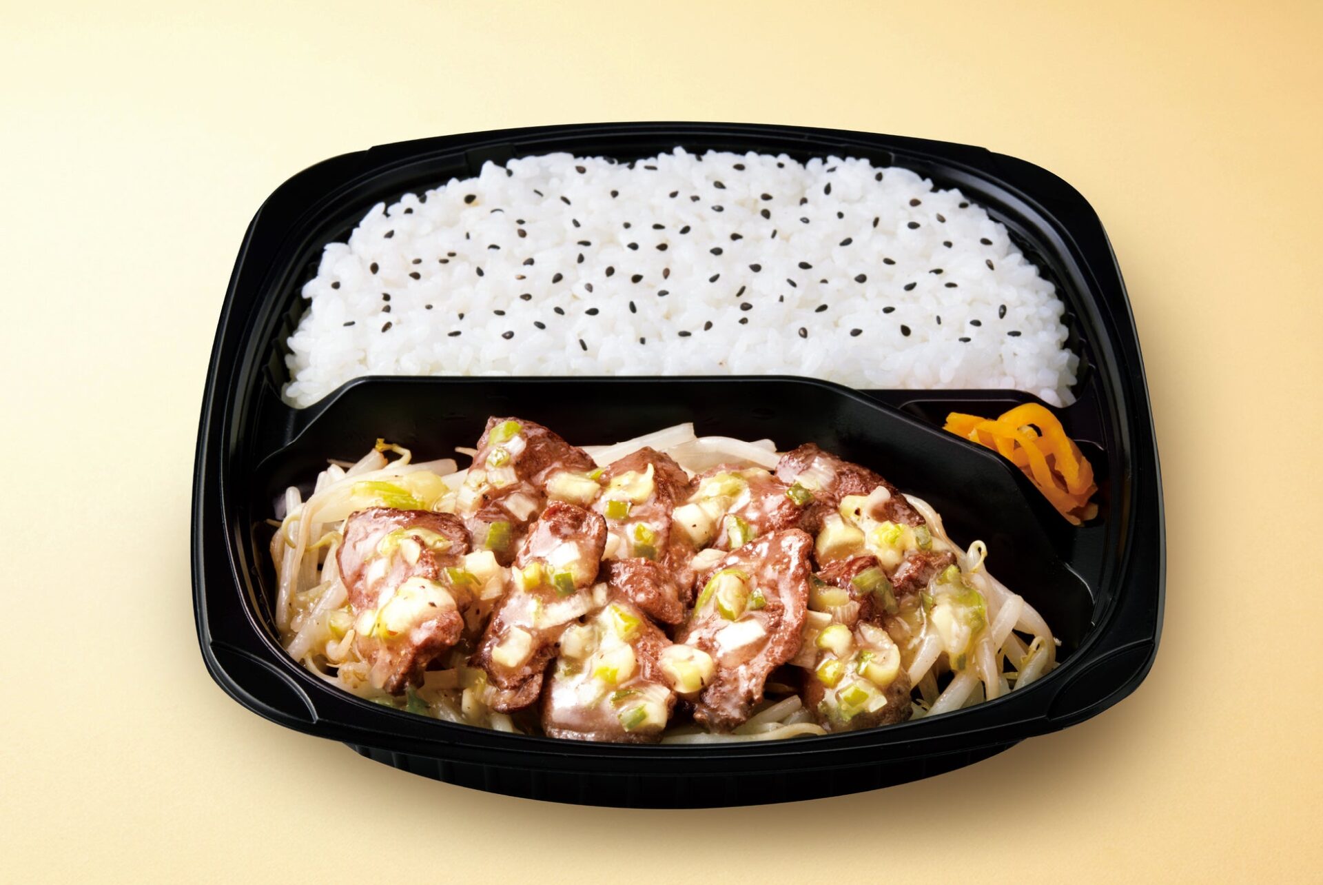 記事画像6: 黒い弁当箱に入った牛肉と豆もやしの炒め物とご飯