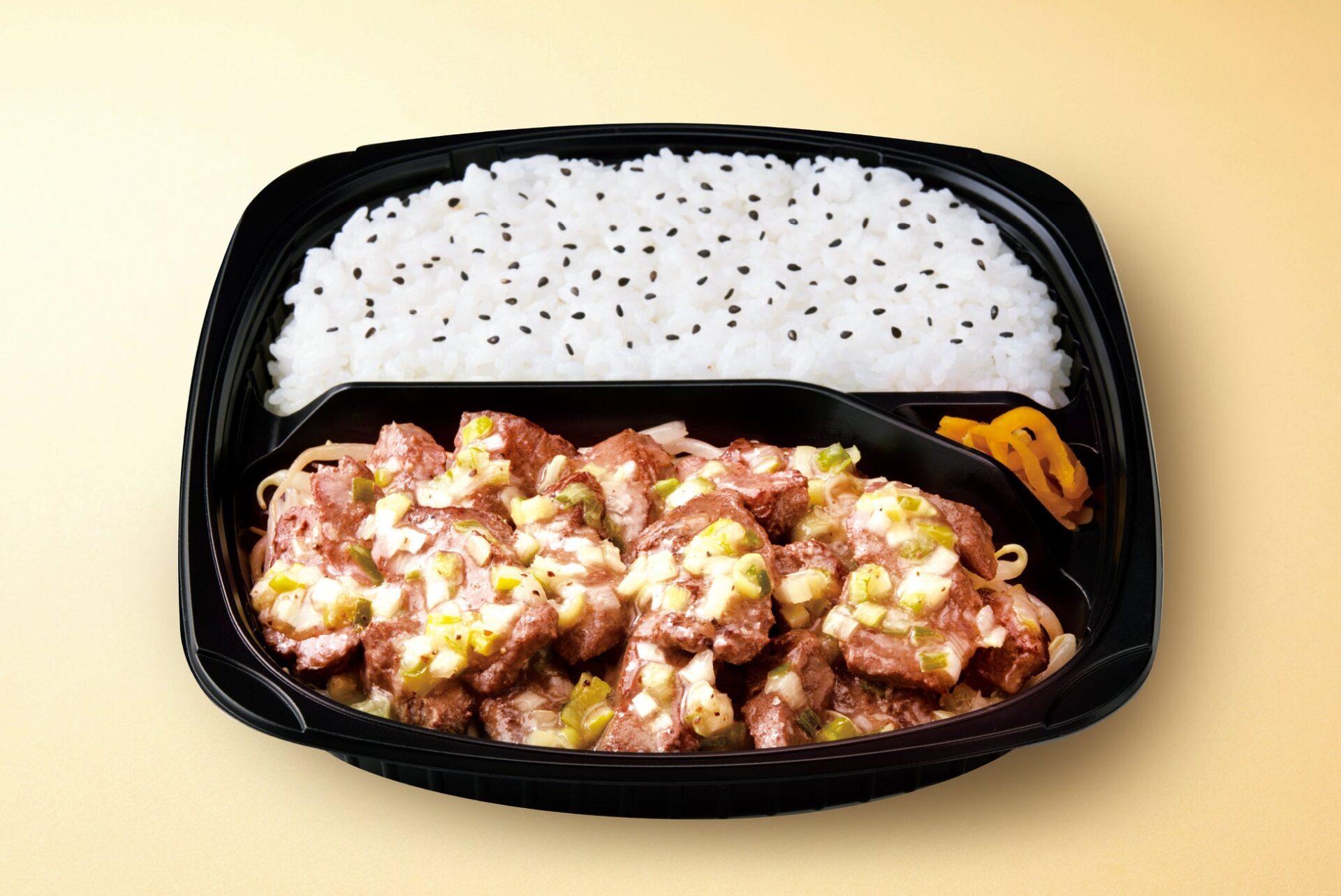 記事画像7: 黒い弁当箱に入った、牛肉とネギの甘辛炒め弁当
