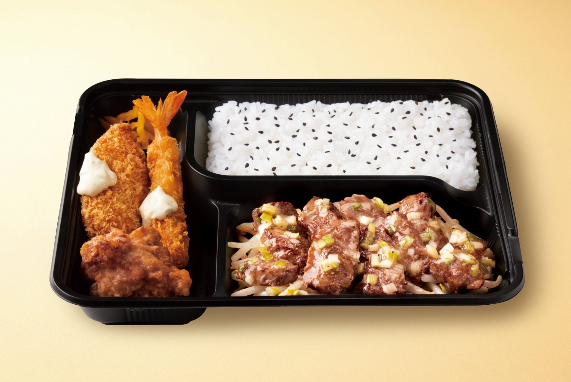 記事画像8: 牛肉と揚げ物、白米が入った豪華弁当