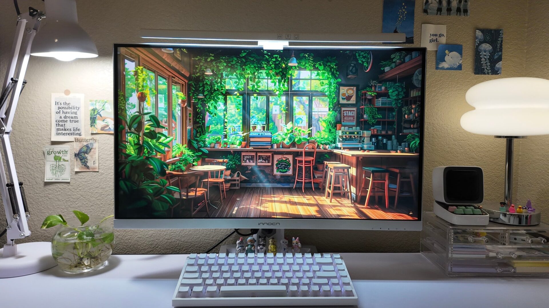 記事画像4: 観葉植物で飾られたカフェ風のデスクトップ画像。