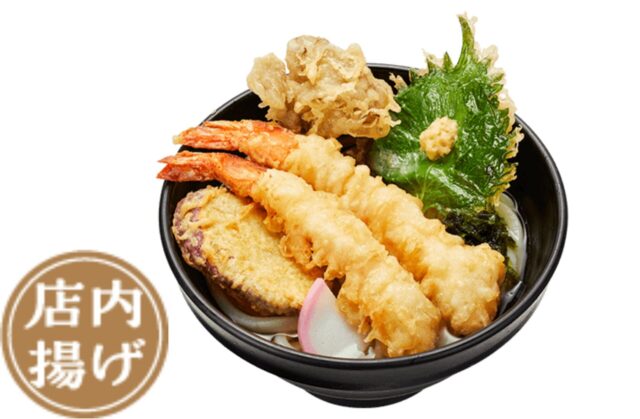 記事画像8: 揚げ玉と海老天ぷら、大葉、かまぼこが乗ったうどん