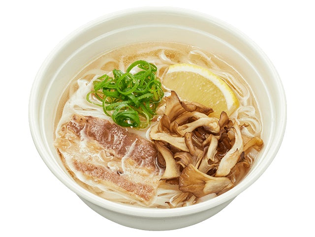 記事画像9: 豚肉、きのこ、ネギ、レモンが乗ったラーメン