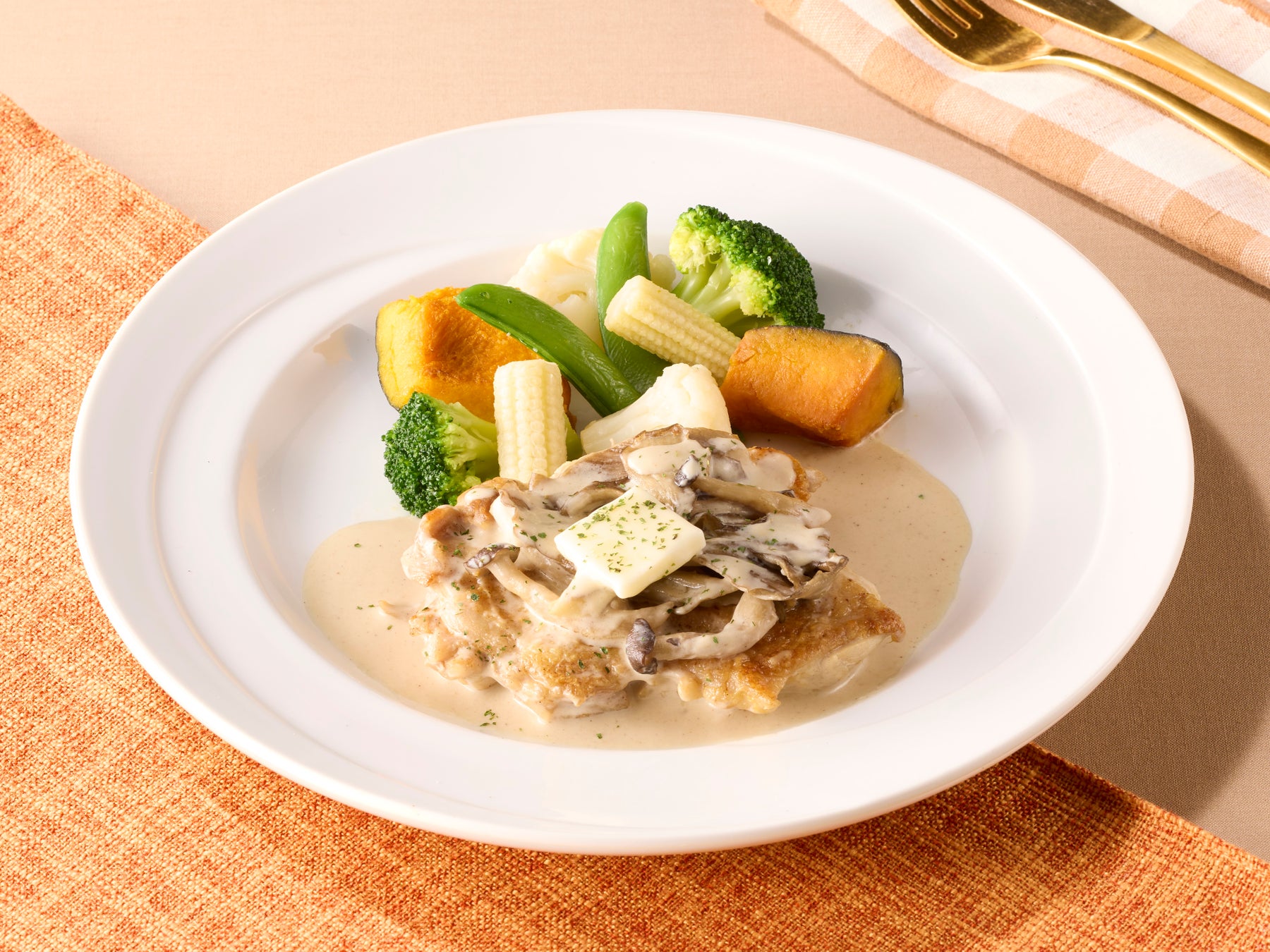 記事画像2: クリームソースがかかったチキンと温野菜が盛り付けられた料理