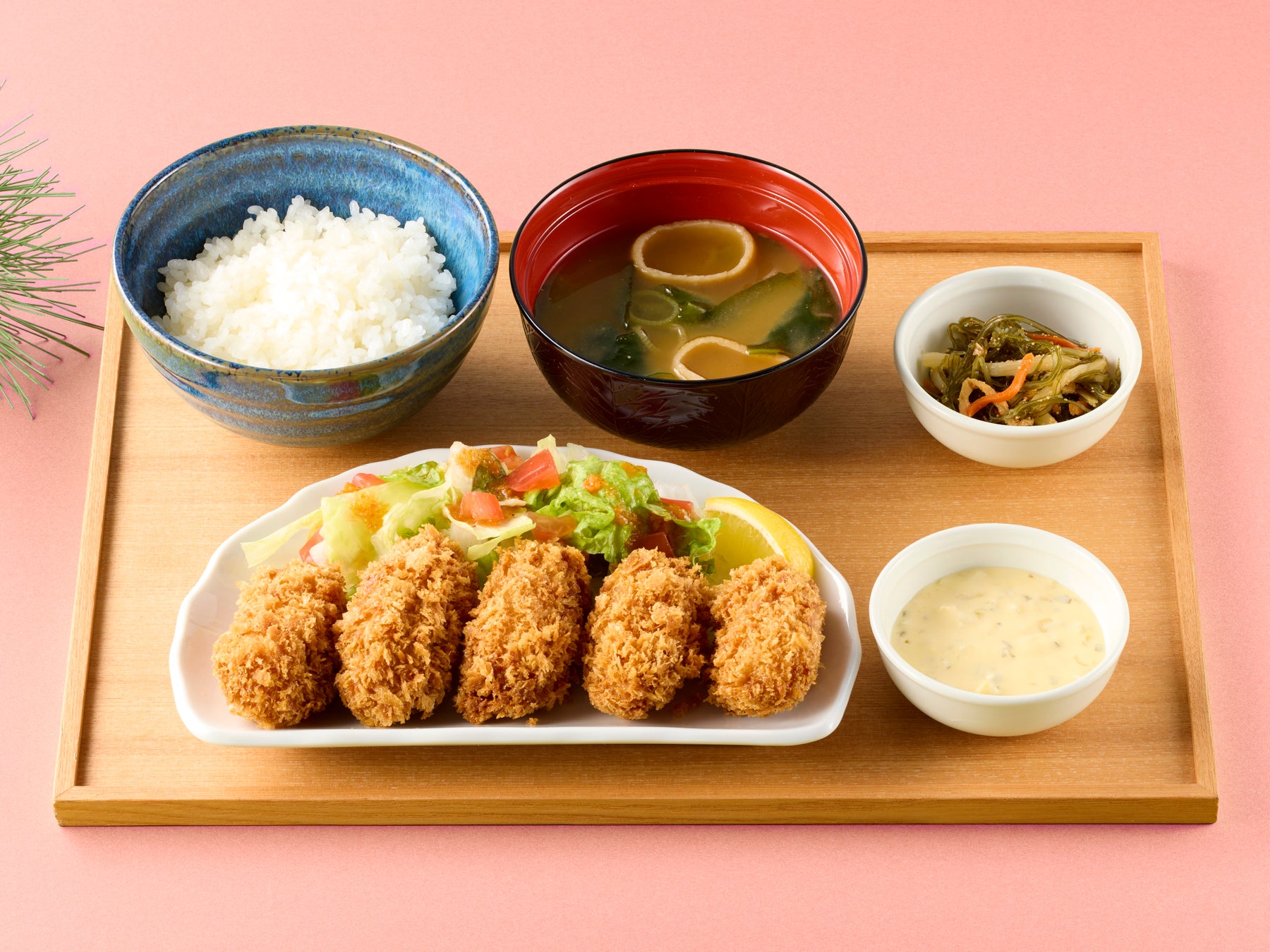 記事画像3: カキフライ、ごはん、味噌汁、小鉢、レモン、サラダの定食