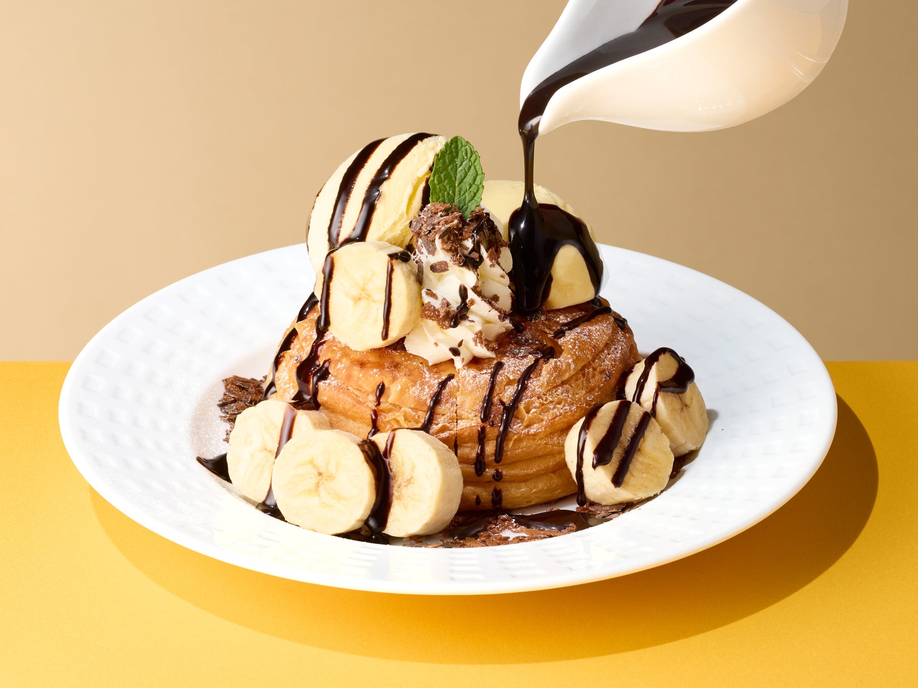 記事画像9: バナナとチョコレートソースがかかった、アイスクリームとホイップクリームを添えたパンケーキ