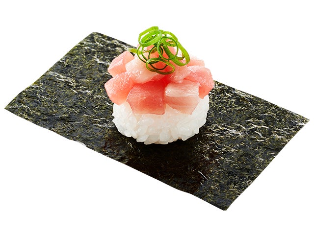 記事画像8: 海苔の上に握られたマグロのたたきとネギが乗った寿司