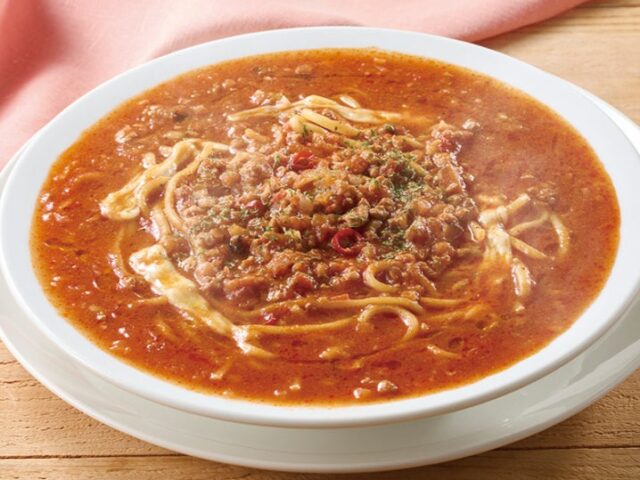 記事画像3: 熱々のミートソースパスタが白い器に盛られています。