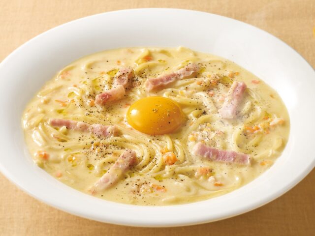 記事画像4: クリーミーなカルボナーラに、卵黄とベーコンが乗った美味しそうなパスタ。