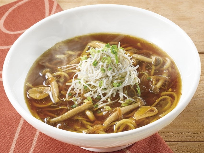 記事画像6: しらすとキノコが乗った温かいラーメン