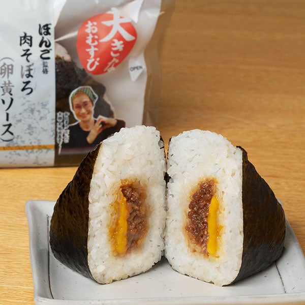 記事画像2: 断面を見せた肉そぼろと卵黄ソースのおむすび