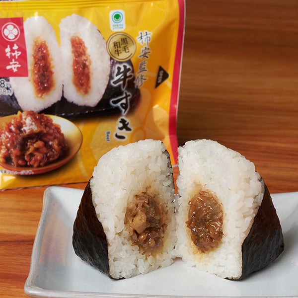 記事画像6: 牛すき焼き味のおにぎりのパッケージと、半分にカットされたおにぎり。