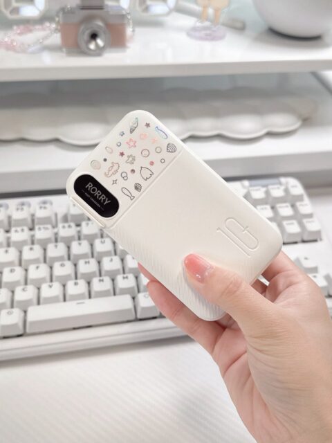 記事画像2: 白いスマホケースには、かわいい海の生き物モチーフが散りばめられている