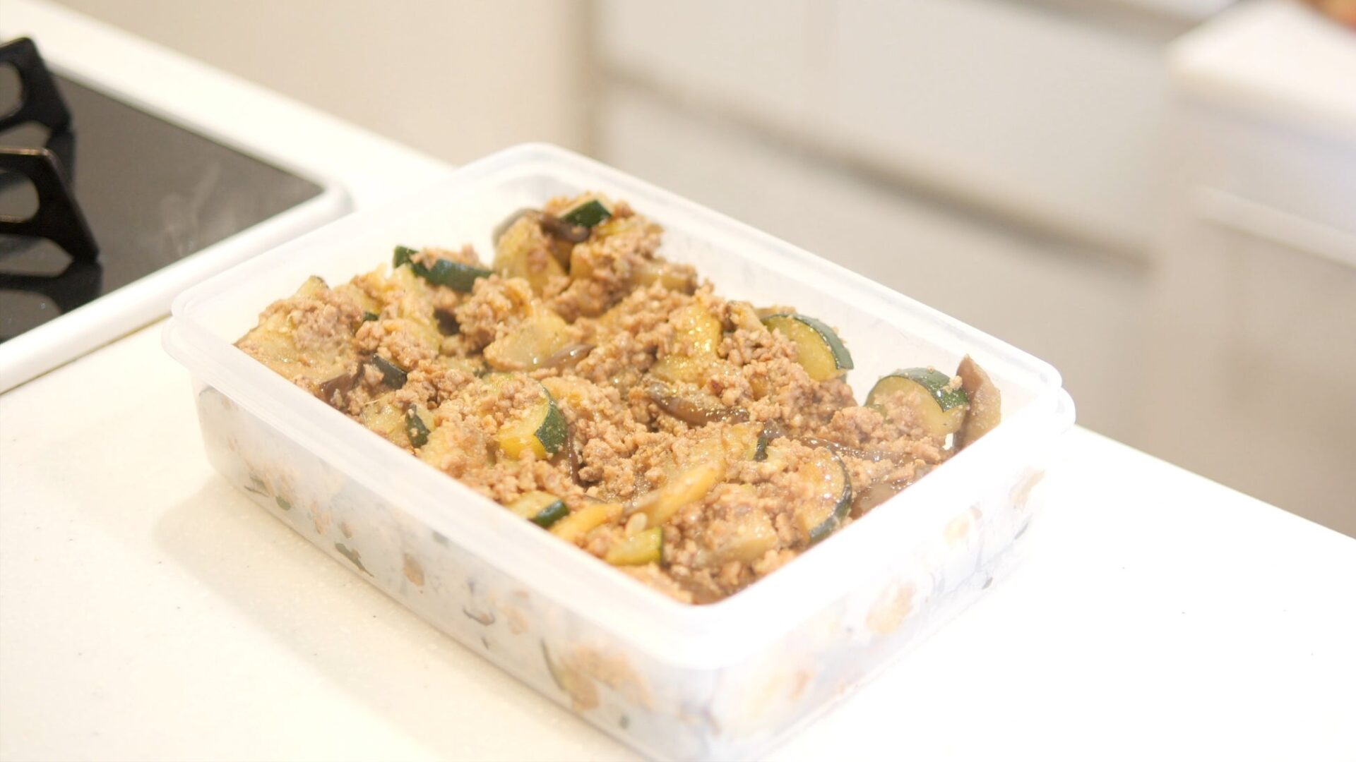 記事画像6: 透明な保存容器に入った、ひき肉とズッキーニの炒め物