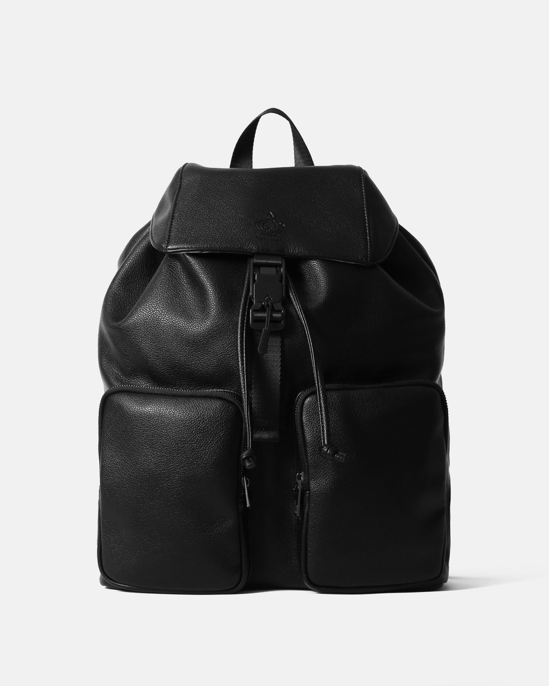記事画像11: 黒い革製バックパック。前面にフラップとドローコード付き。